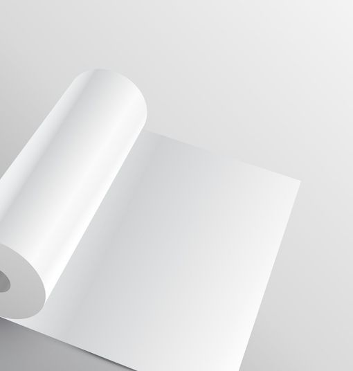 Un rollo de papel blanco está sobre una mesa.