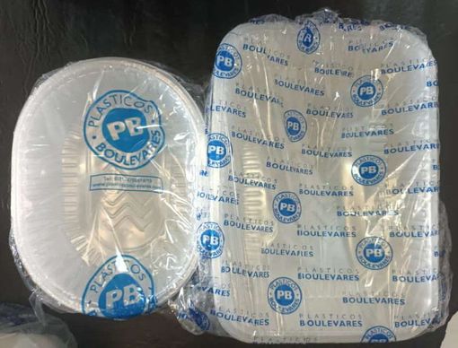 Un recipiente de plástico y un plato de plástico están envueltos en plástico.