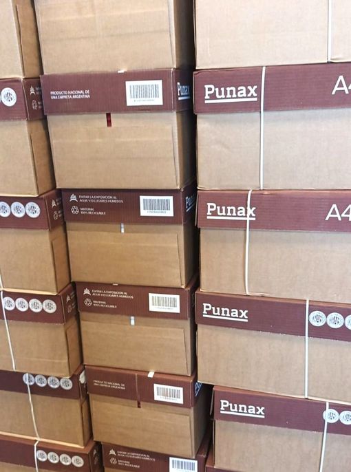 Las cajas de papel punax A4 se apilan una encima de otra.