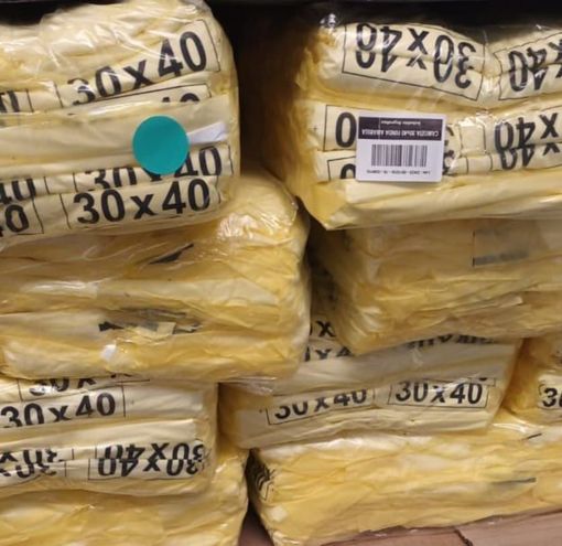 Una pila de bolsas amarillas con los números 30x40 en ellas