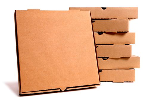 Una pila de cajas de pizza de cartón sobre un fondo blanco.
