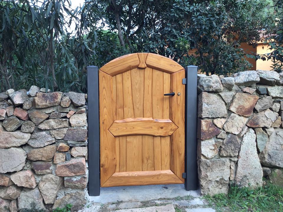 cancello d'ingresso in legno per abitazione privata