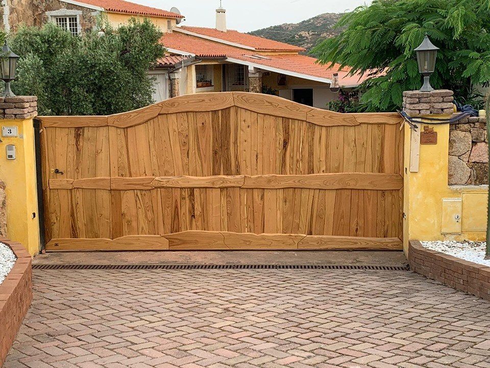 cancello d'ingresso in legno