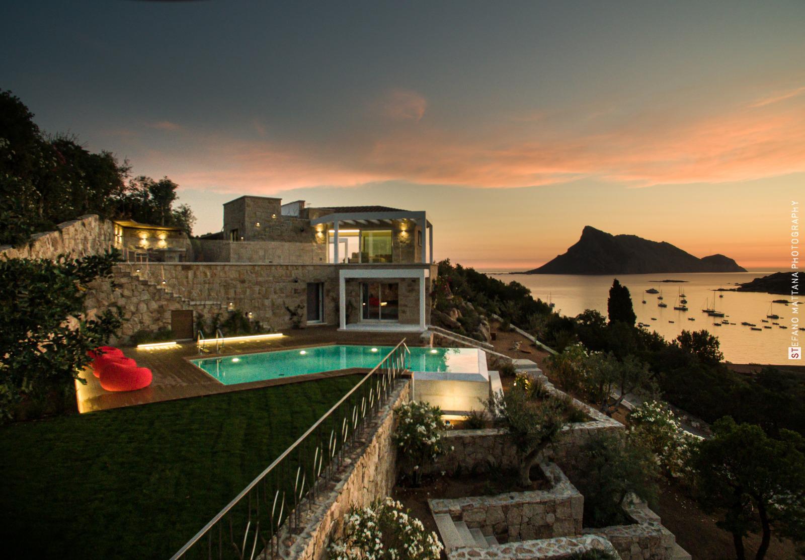 tettoia in legno in una villa privata