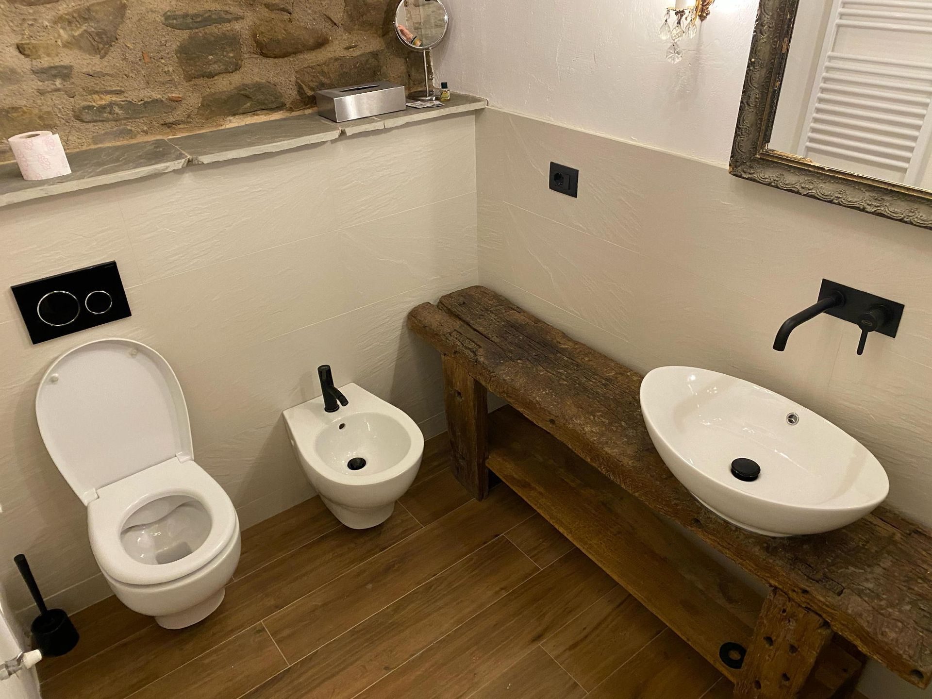 bathroom medieval house Pontremoli