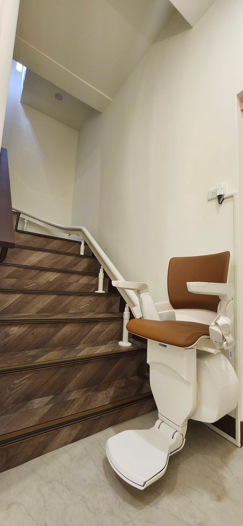 尊兆牙醫重視每一位患者的行動需求，特別規劃無障礙設施，包含樓梯升降椅，協助行動不便者與長輩安全進出診療空間。