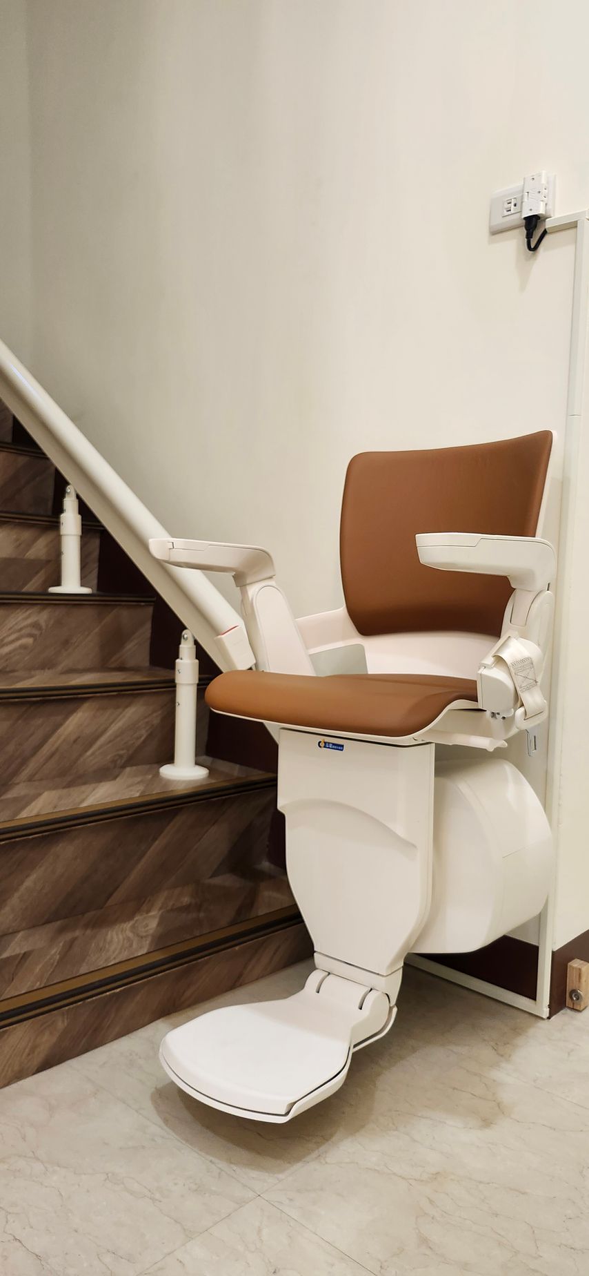 尊兆牙醫重視每一位患者的行動需求，特別規劃無障礙設施，包含樓梯升降椅，協助行動不便者與長輩安全進出診療空間。