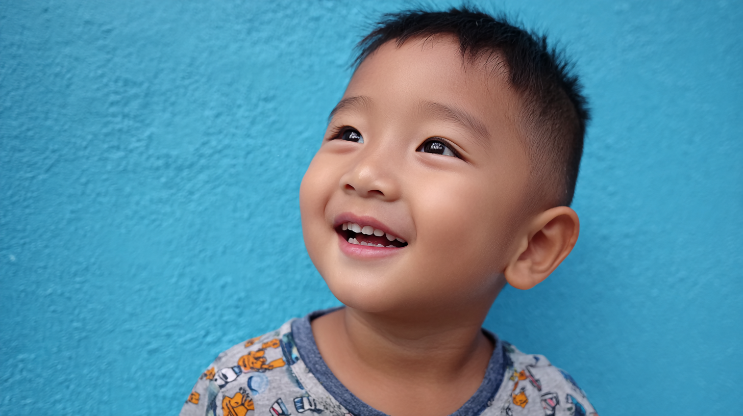 尊兆牙醫家庭牙科療程中，提供孩子塗氟服務，讓孩子可以展現自信笑容