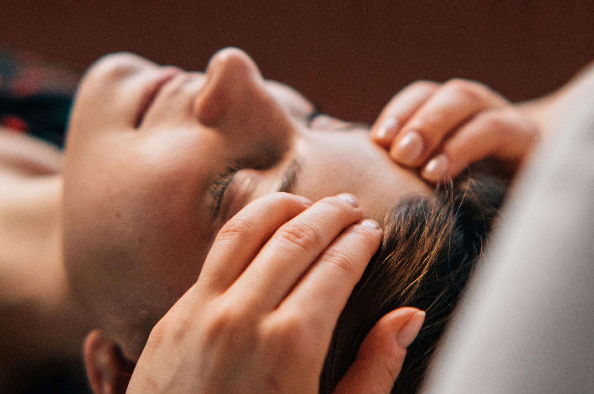 Een vrouw krijgt een bindweefselmassage voor haar gezicht.