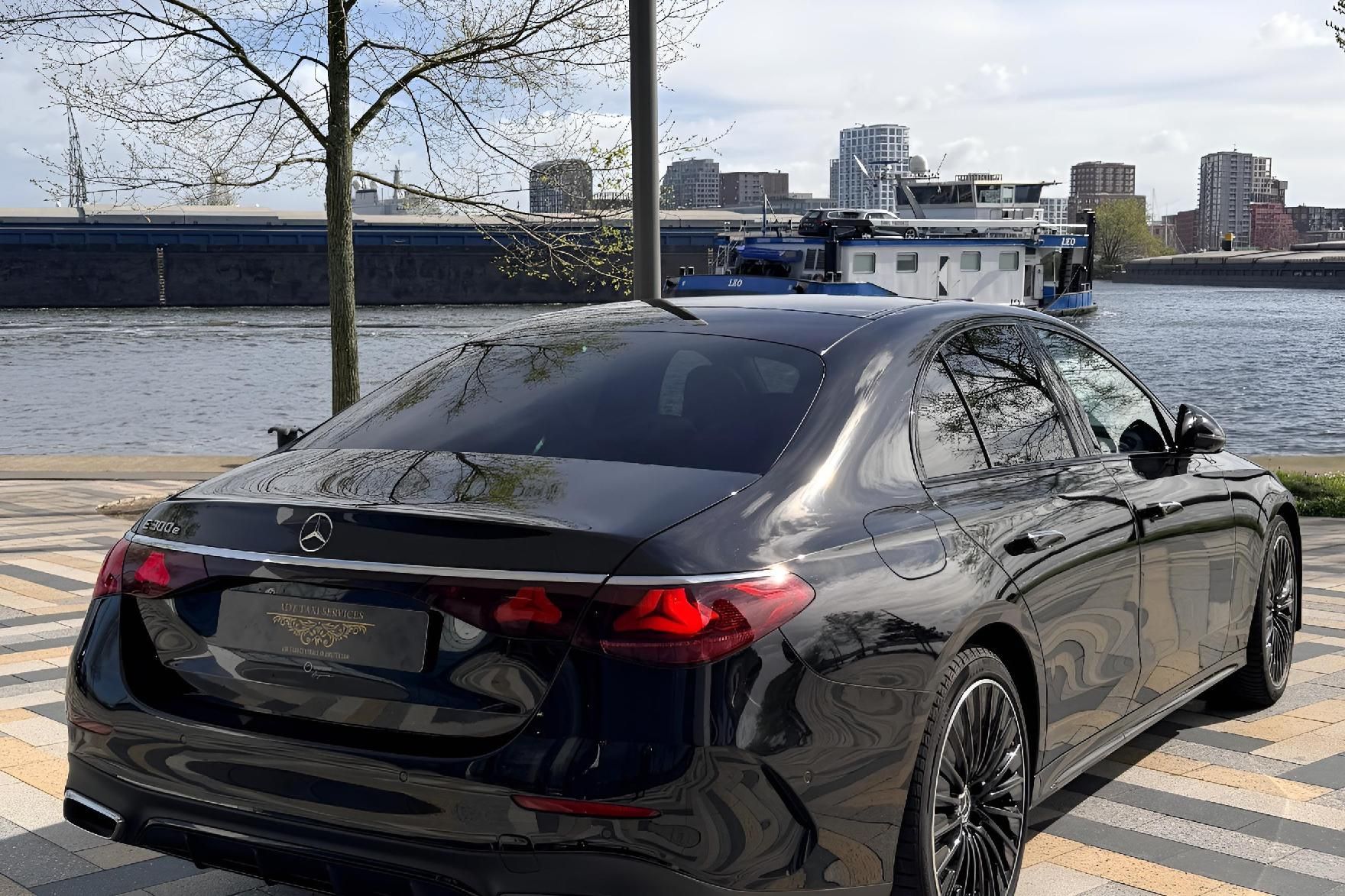Mercedes Benz E Klasse taxi amsterdam and vito v klasse chauffeur service