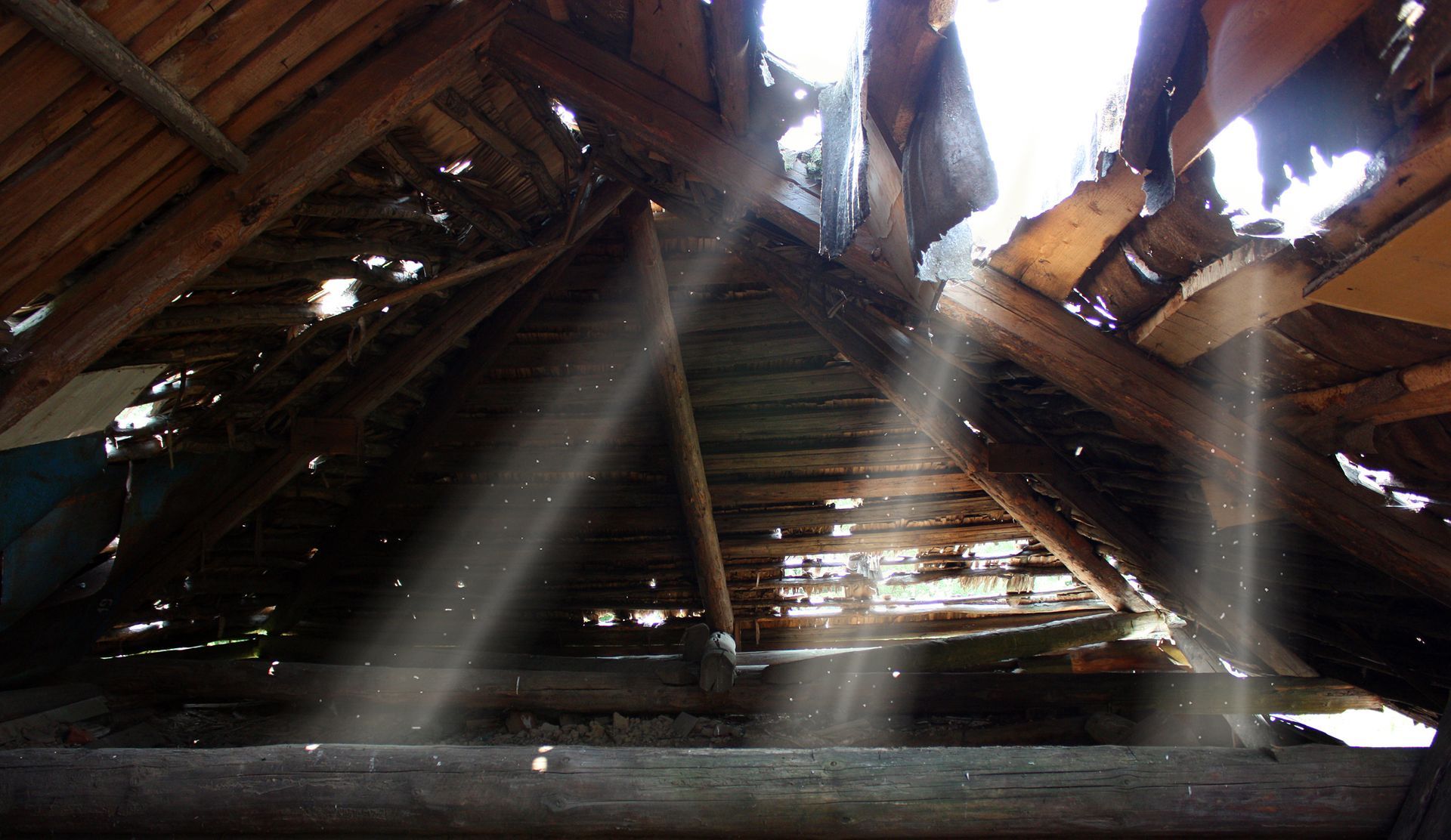The sun is shining through the roof of a building