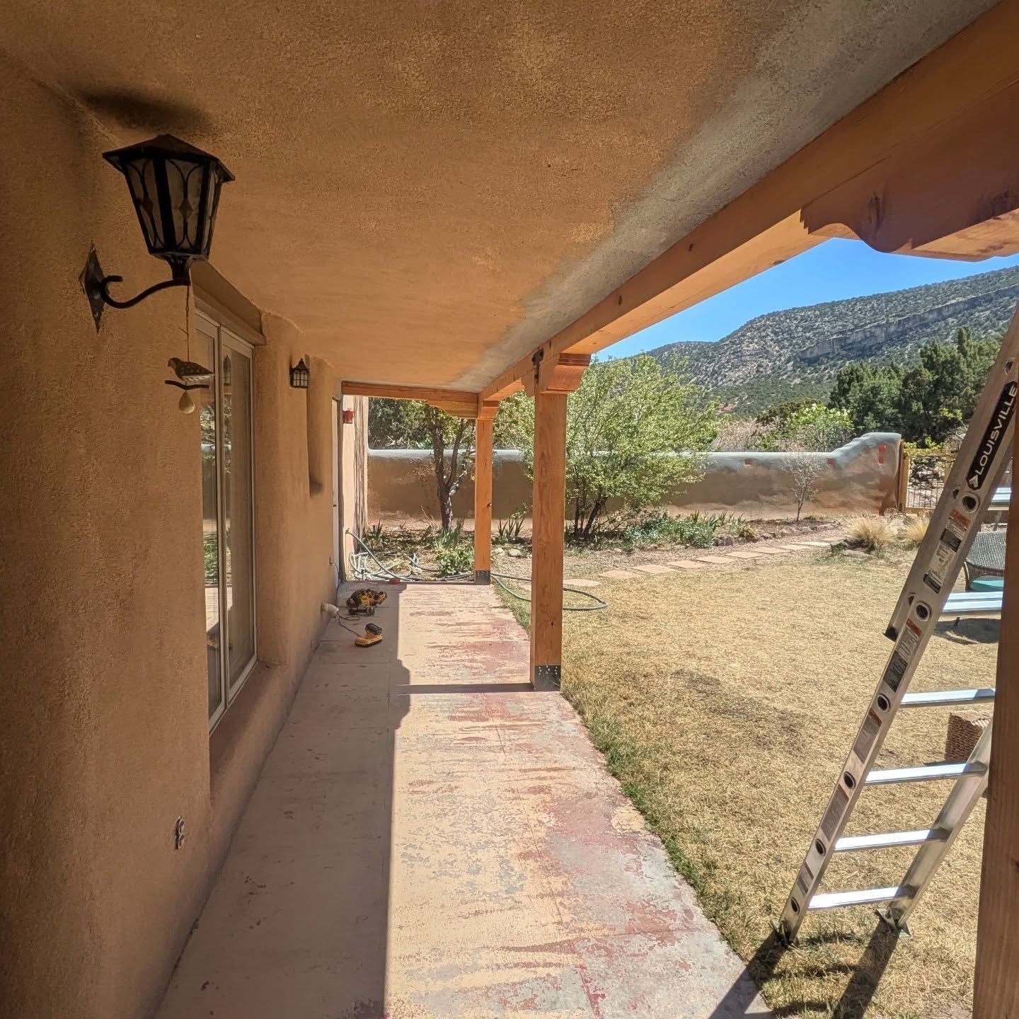 A ladder is sitting on the side of a house