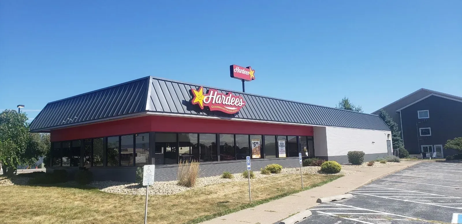 A fast food restaurant with a sign on the top of it.