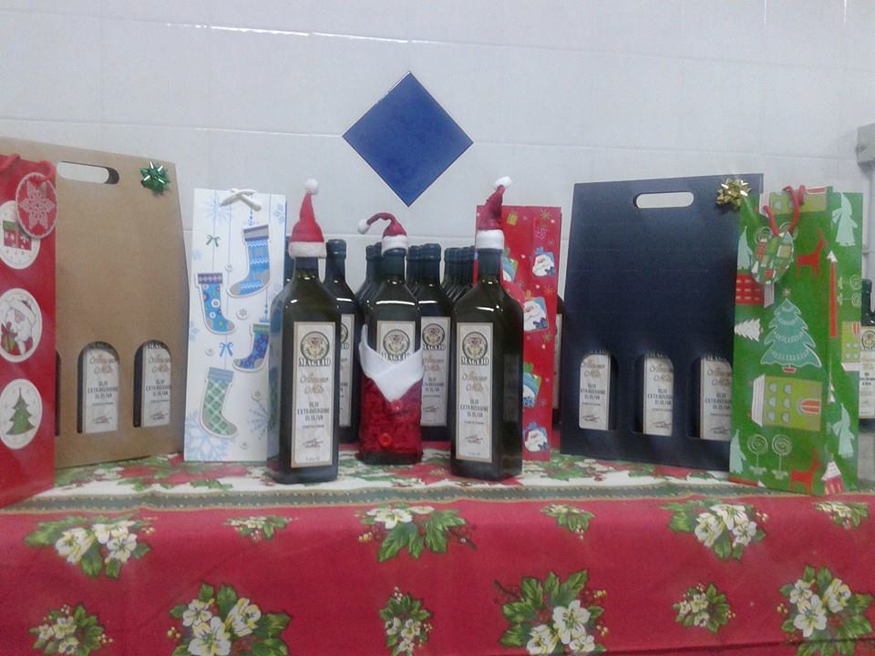 bottiglie d'olio in confezione natalizia