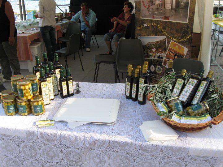 tavola imbandita con prodotti dell'oleificio