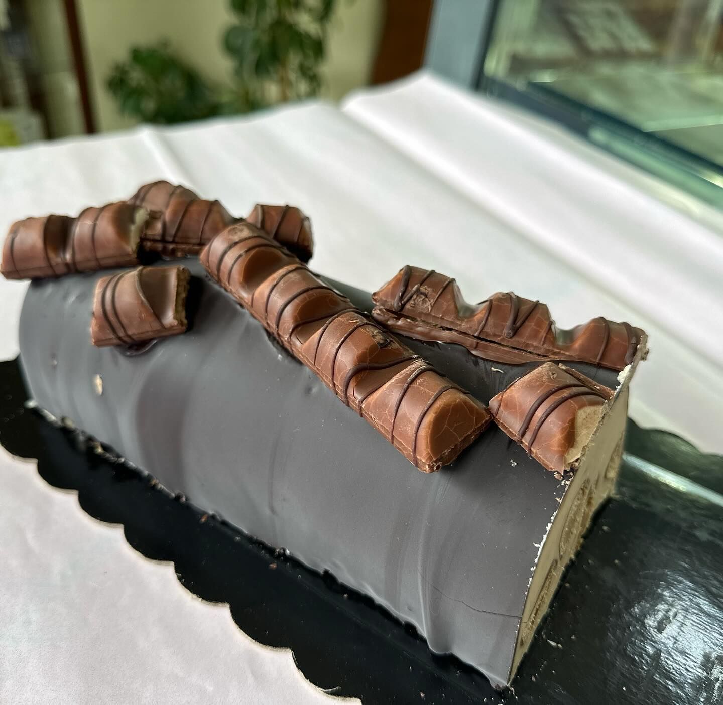 Una torta al cioccolato con sopra delle barrette kinder