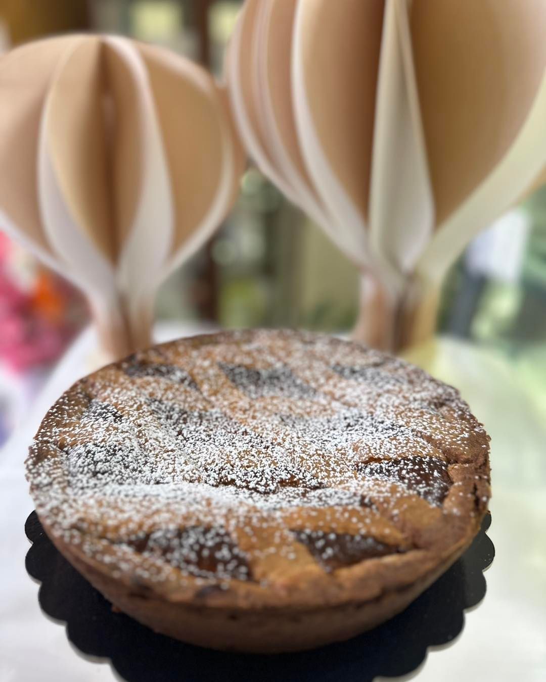 Un primo piano di una torta con zucchero a velo sopra