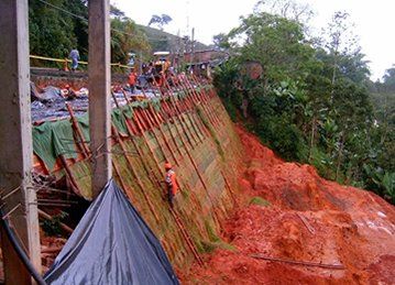 Estudio de Suelos Ltda. hombres trabajando en deslizamiento