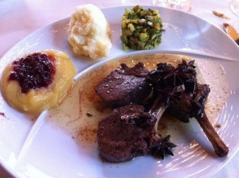 Costolette di agnello con contorno di purè di patate, relish e salsa.