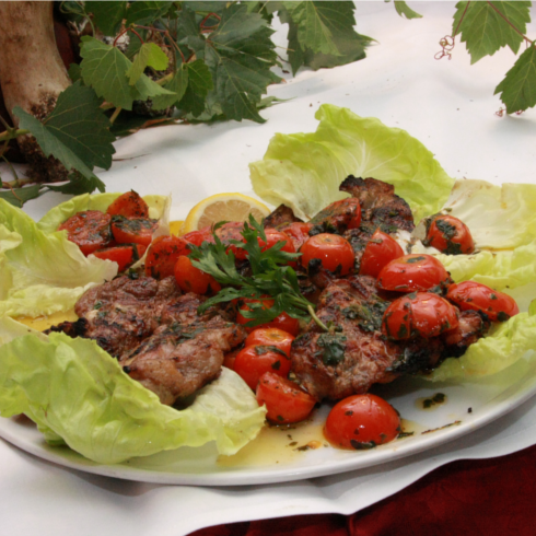 carne con pomodori e insalata
