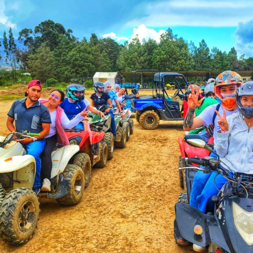 Jeep amarillo estacionado frente a un edificio blanco con balcón y flores rojas.