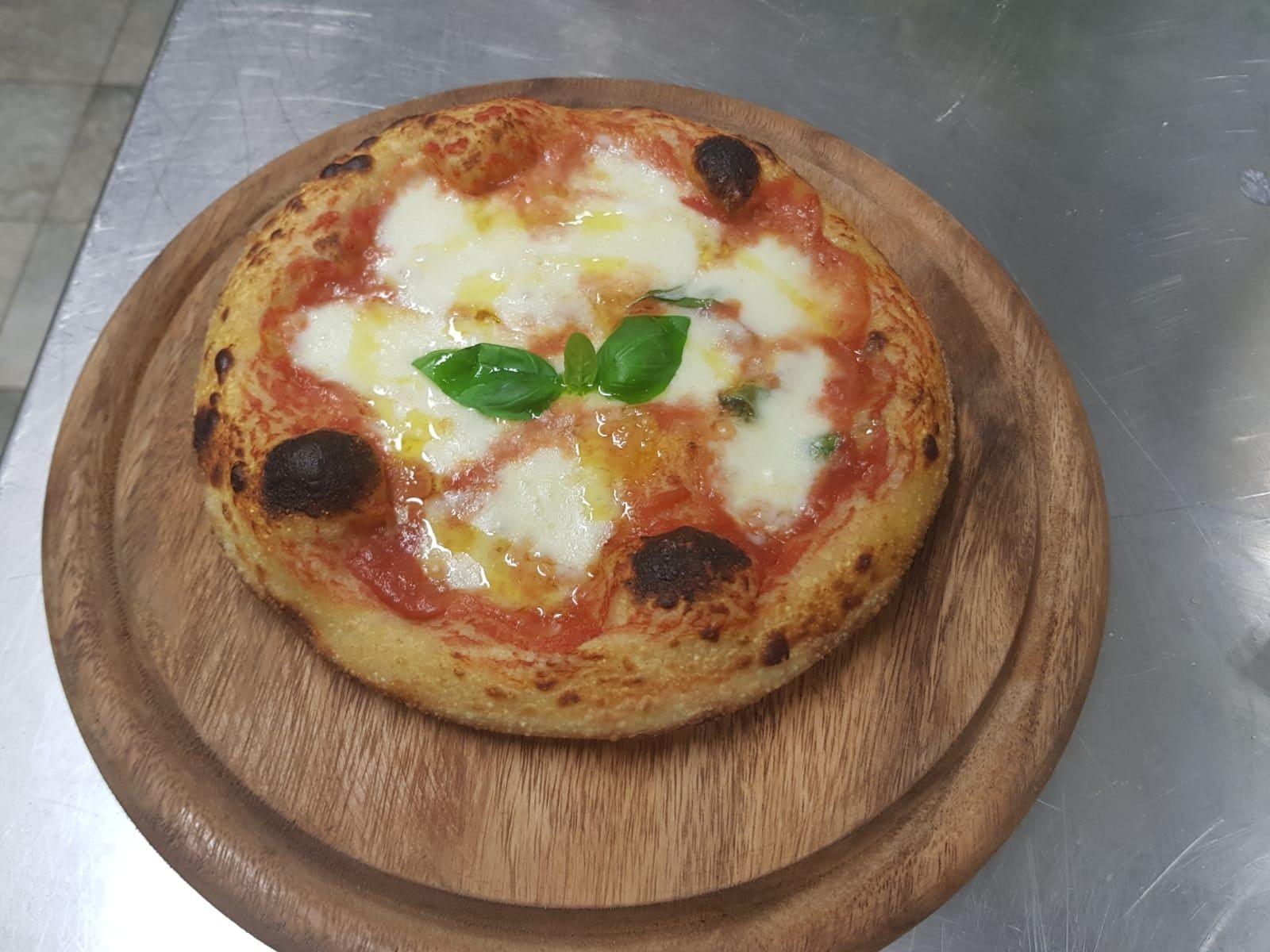 pizza con mozzarella di bufala