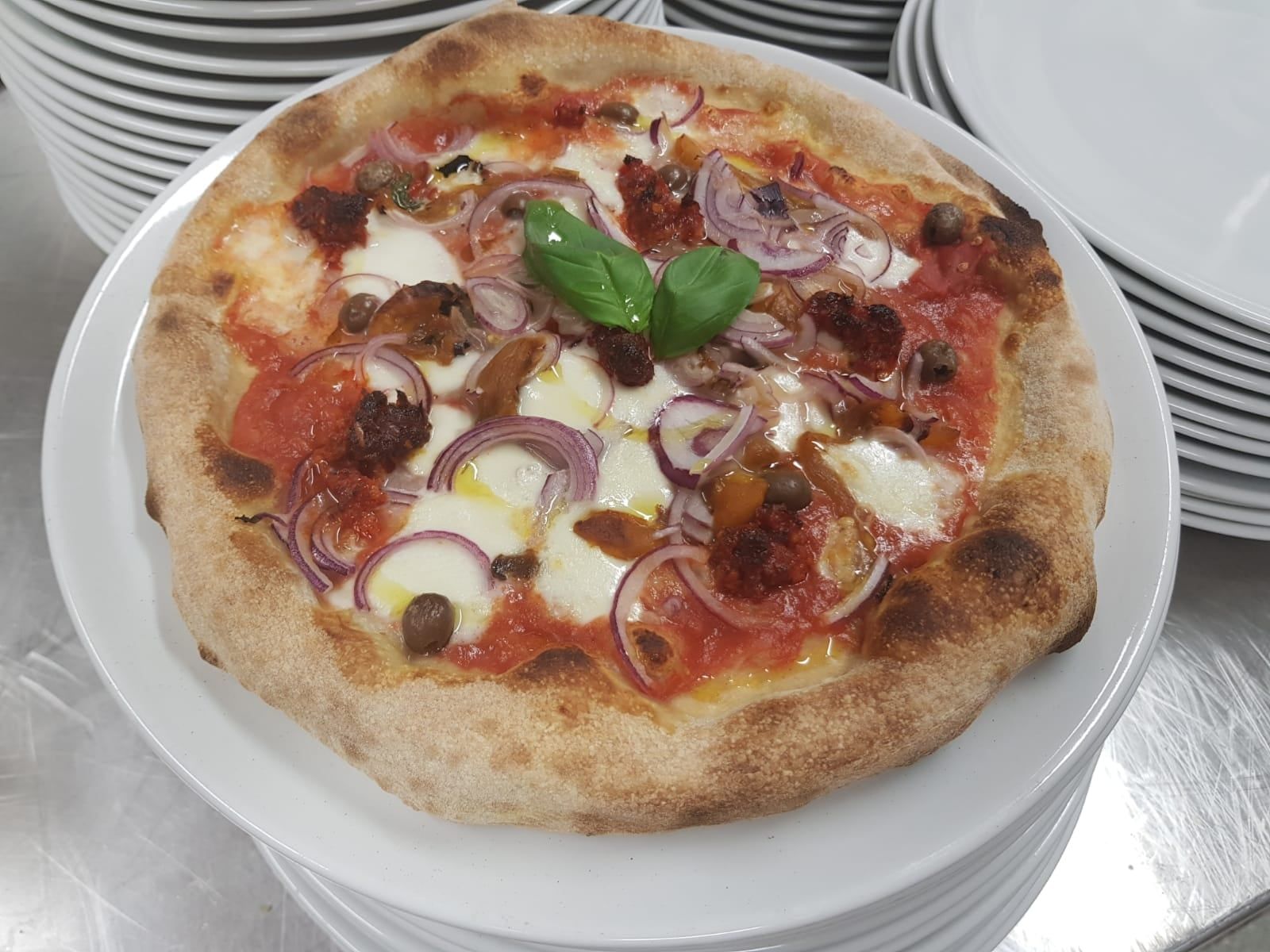 pizza cotta nel forno a legna