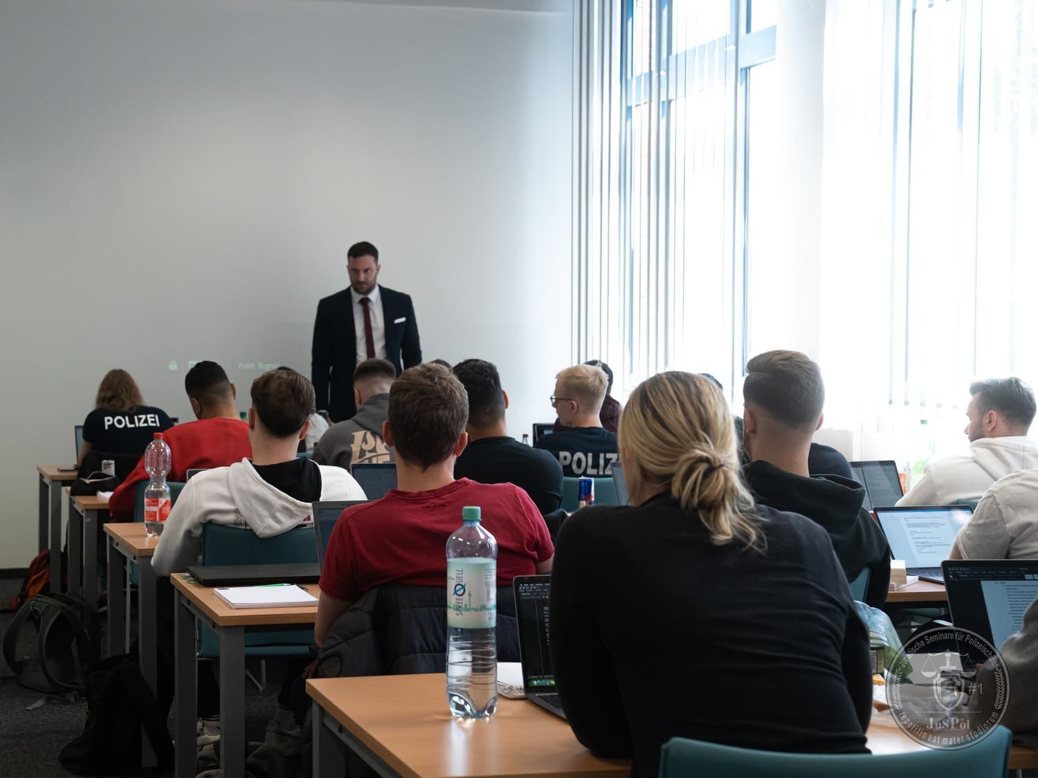 Klassenraum mit Schüler, vorne steht Damir Rodic