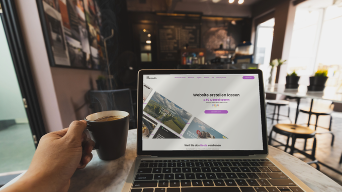 Ein Laptop ist mit der Landing Page von MarModify mit der Aufschrift, Website erstellen lassen, geöffnet