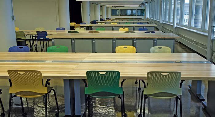 banchi universitari in legno e sedie