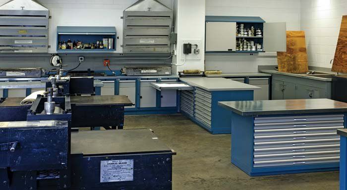 laboratori con armadi e cassettiere in metallo