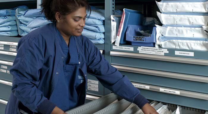 infermiera sistema oggetti in cassettiera di metallo