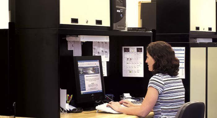 donna lavora in ufficio con postazione computer