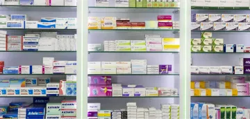 Regale mit verschiedenen Medikamentenpackungen und -verpackungen in einem Apothekengang