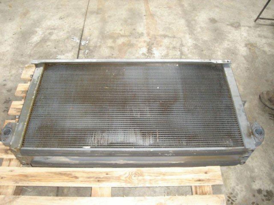 Elemento radiatore per autoveicoli