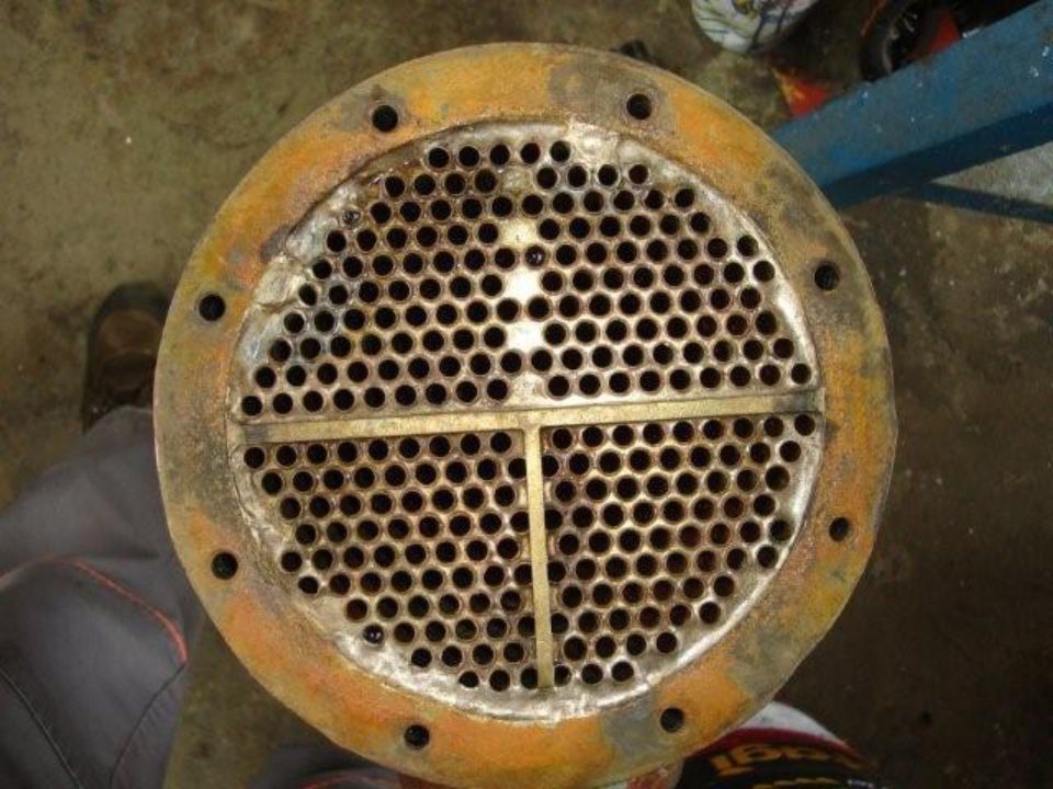 Elemento radiatore per autoveicoli