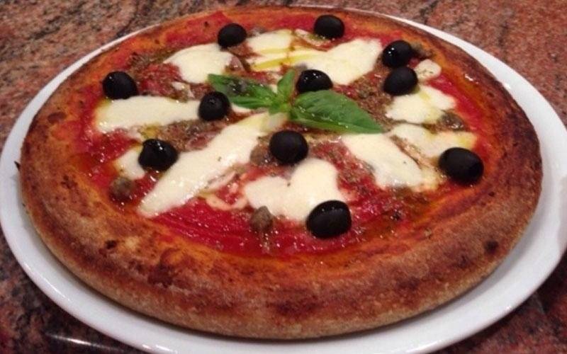 pizza con acciughe e olive nere