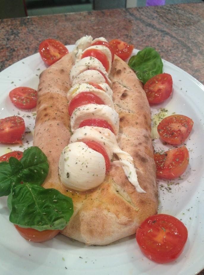 calzone con mozzarella di bufala e pomodorini