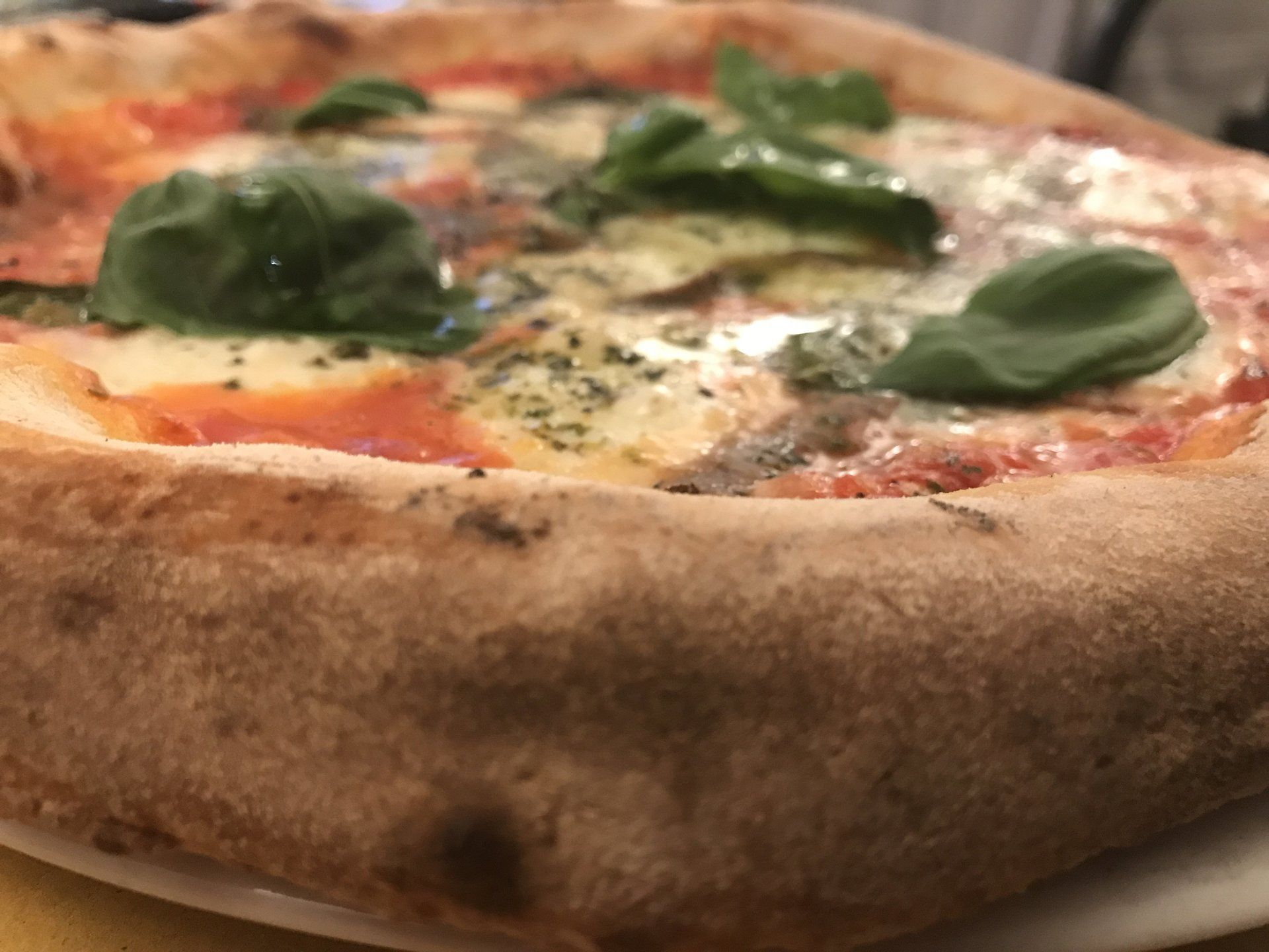 pizza con pesto di basilico