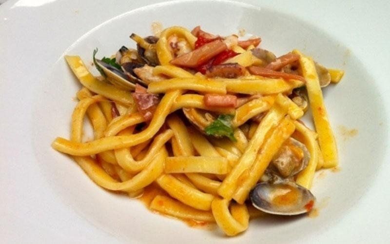 primo piatto di pasta fresca con vongole