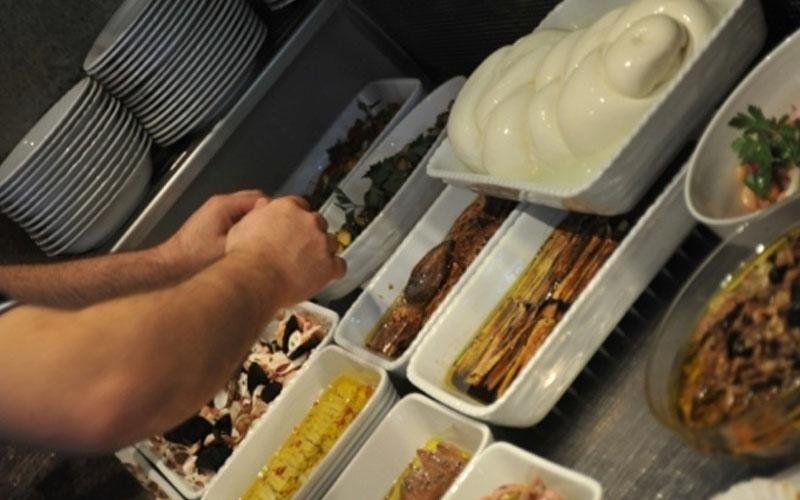 chef durante la preparazione dei piatti