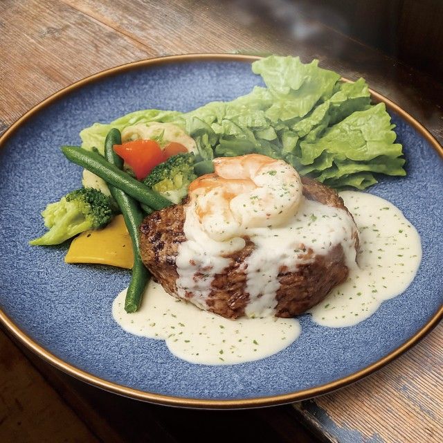 牛ステーキとエビのサーフ＆ターフ