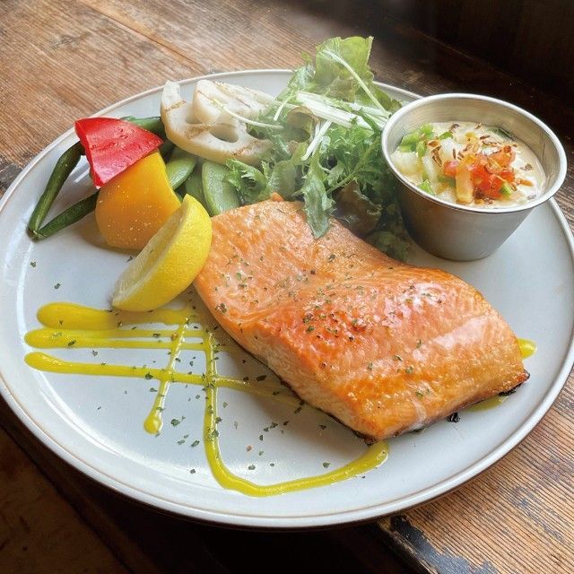 グリルサーモンと季節の野菜のプレート