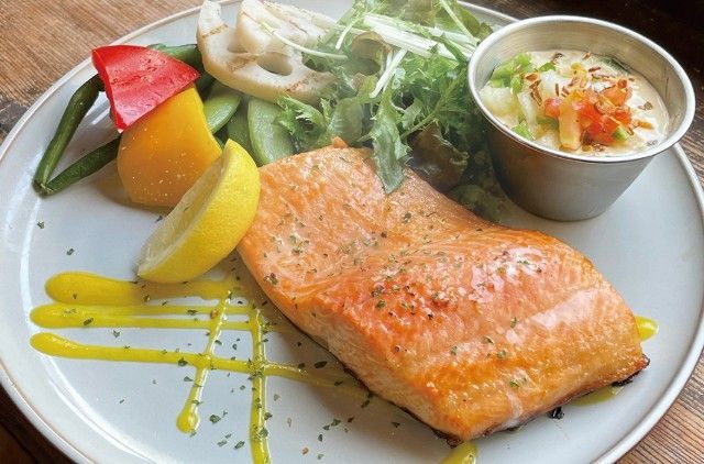 グリルサーモンと季節の野菜を添えたランチプレート
