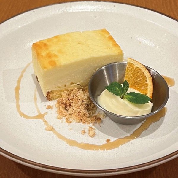 チーズケーキとアイスクリームのボウルを乗せた白い皿