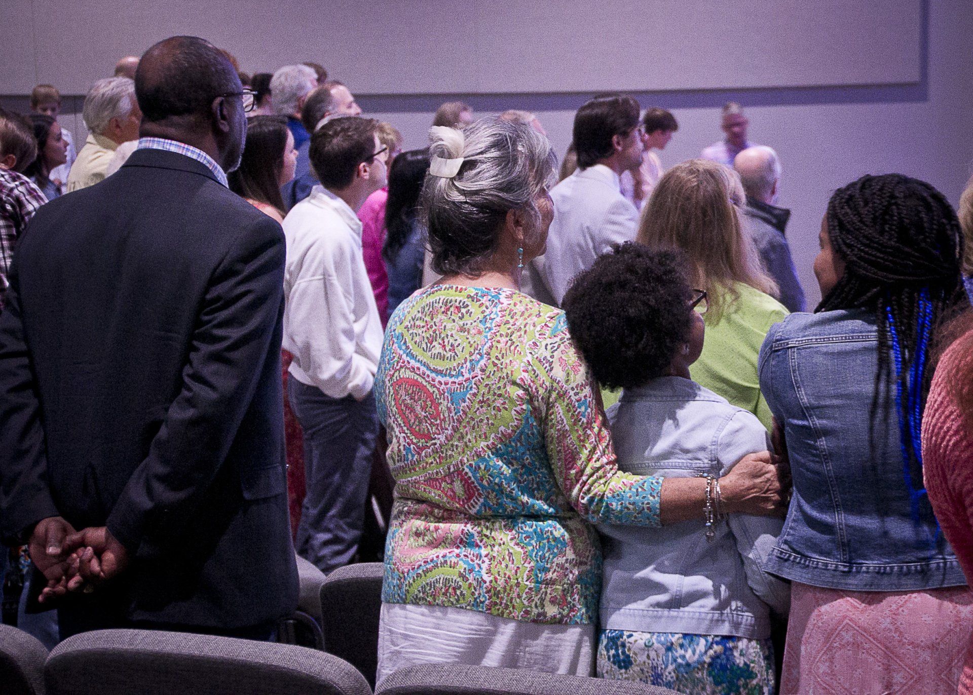 A group of people are sitting in chairs in a room.