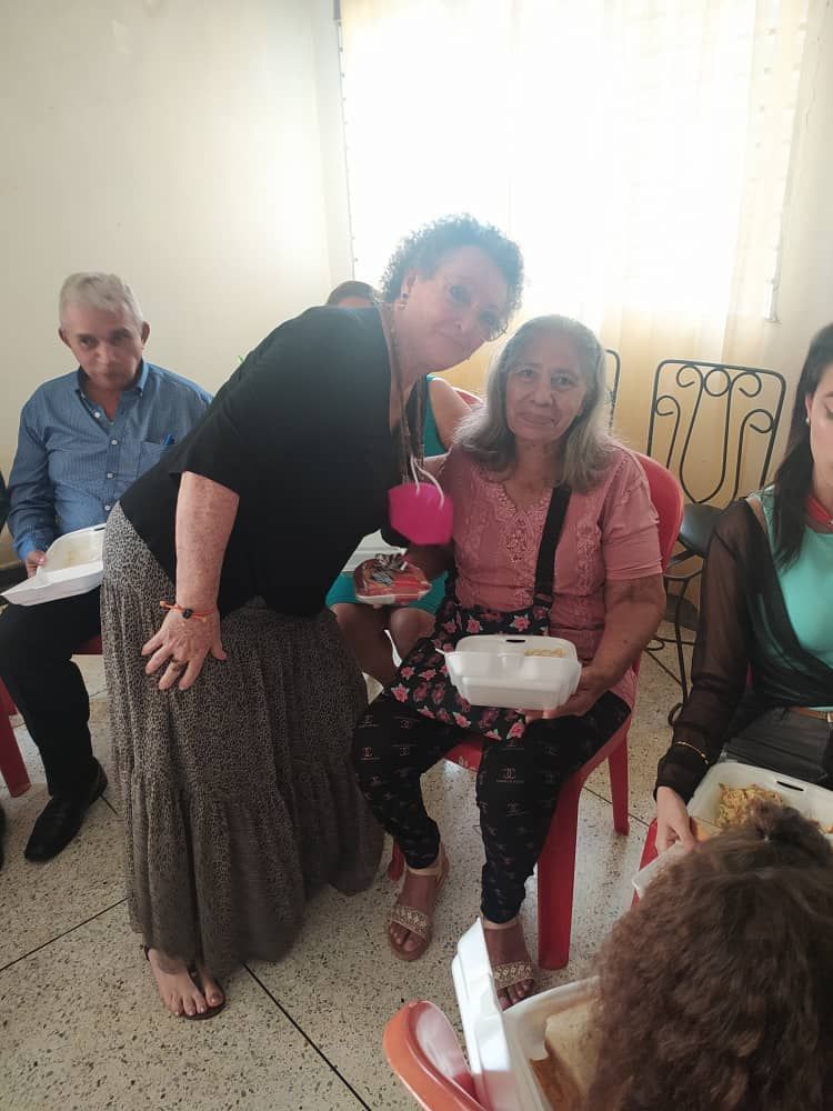 A group of people are sitting in chairs in a room.