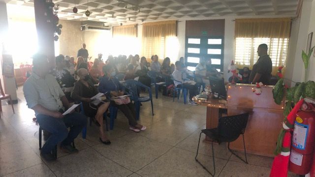 A group of people are sitting in chairs in a room.
