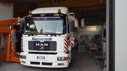 Camion per il trasporto a Mazzucotelli Autotrasporti in Como
