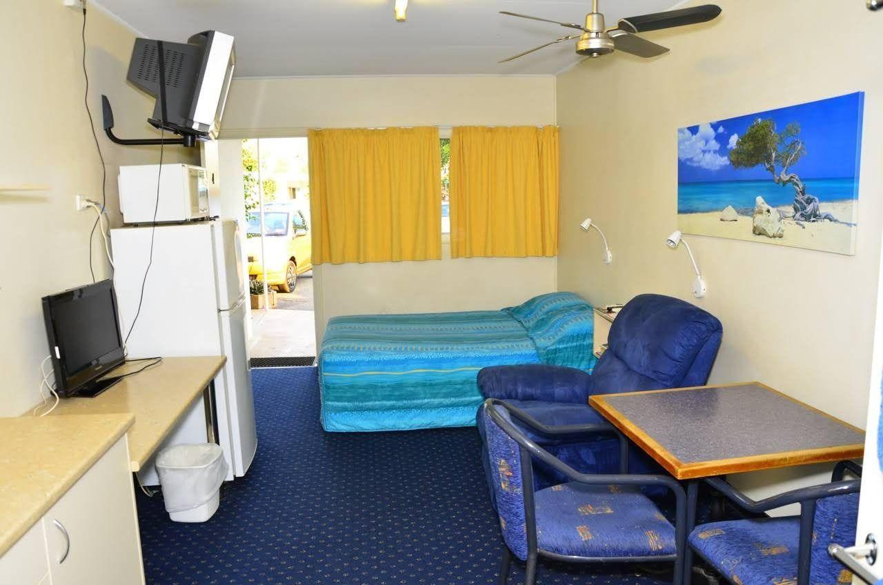 Small Motel Room With Bed, Table, Chairs, Fridge, Tv, and Microwave — Fourth Avenue Motor Inn in Parkside, QLD